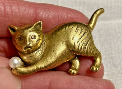 Smithsonian Institution SI gold tone cat pin with pearl
