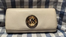 Cartera para mujer Michael Kors Fulton con solapa continental de cuero granulado crema