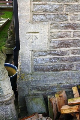 Foto 6x4 Benchmark auf ''The Lodge'', Burford Road Charterville Kleingärten c2017