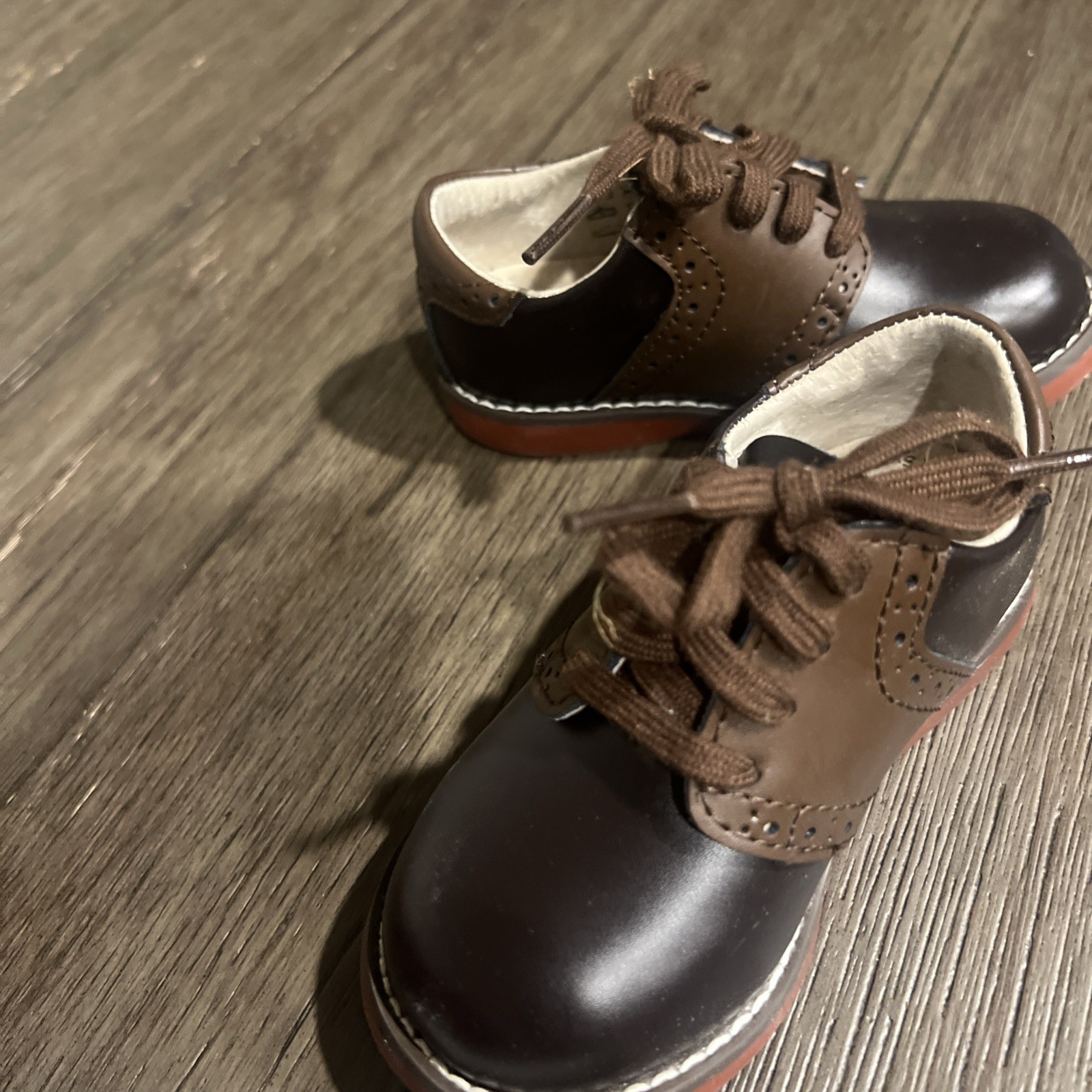 Zapatos Oxford de cuero Footmates puntas de ala planas Logan niños talla 6 extra anchos marrón