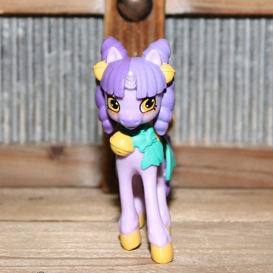 Boneco solto Shopkins Happy Places Rainbow Beach Ringa Bell Lil unicórnio - Imagem 2 de 4