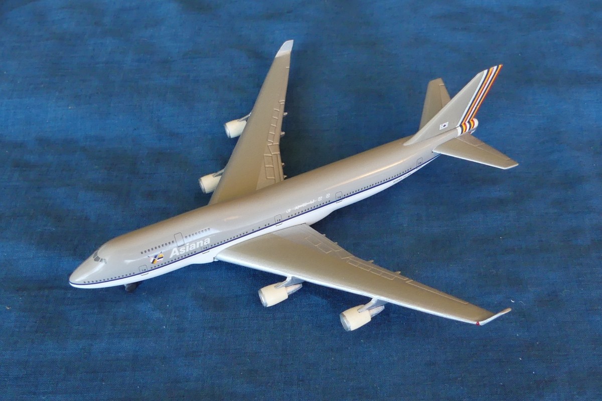 Boeing 747 model by Herpa (1/500 scale) in Asiana Airlines colors
