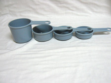 4 PC RUBBERMAID BLUE  NESTING  MEASURING CUP SET