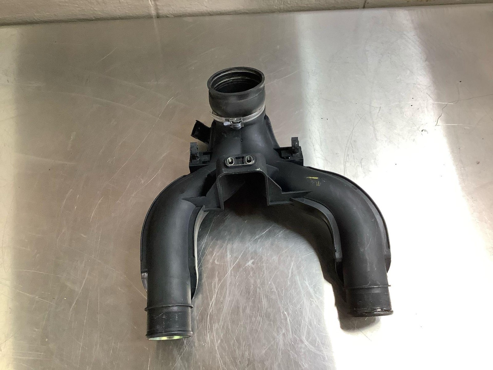 2017-2020 MASERATI LEVANTE 3.0L AIR INLET TUBE DUCT HOSE Y PIPE 670039138 Oem