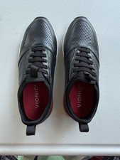 Vionic Trent Sneakers. Black.