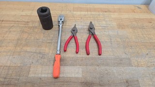 Lot of (4) Snap On Tools SIMM333 1" Socket FHLFD80 3/8" Ratchet O Ring Pliers