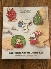 Williams Sonoma 23 pc Peanuts Snoopy Christmas Impression Cookie Cutter Kit Set