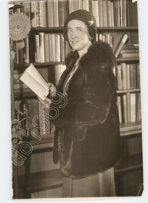 VINTAGE Press Photo 1930 MRS C.E. JOHNSON in Library with Book