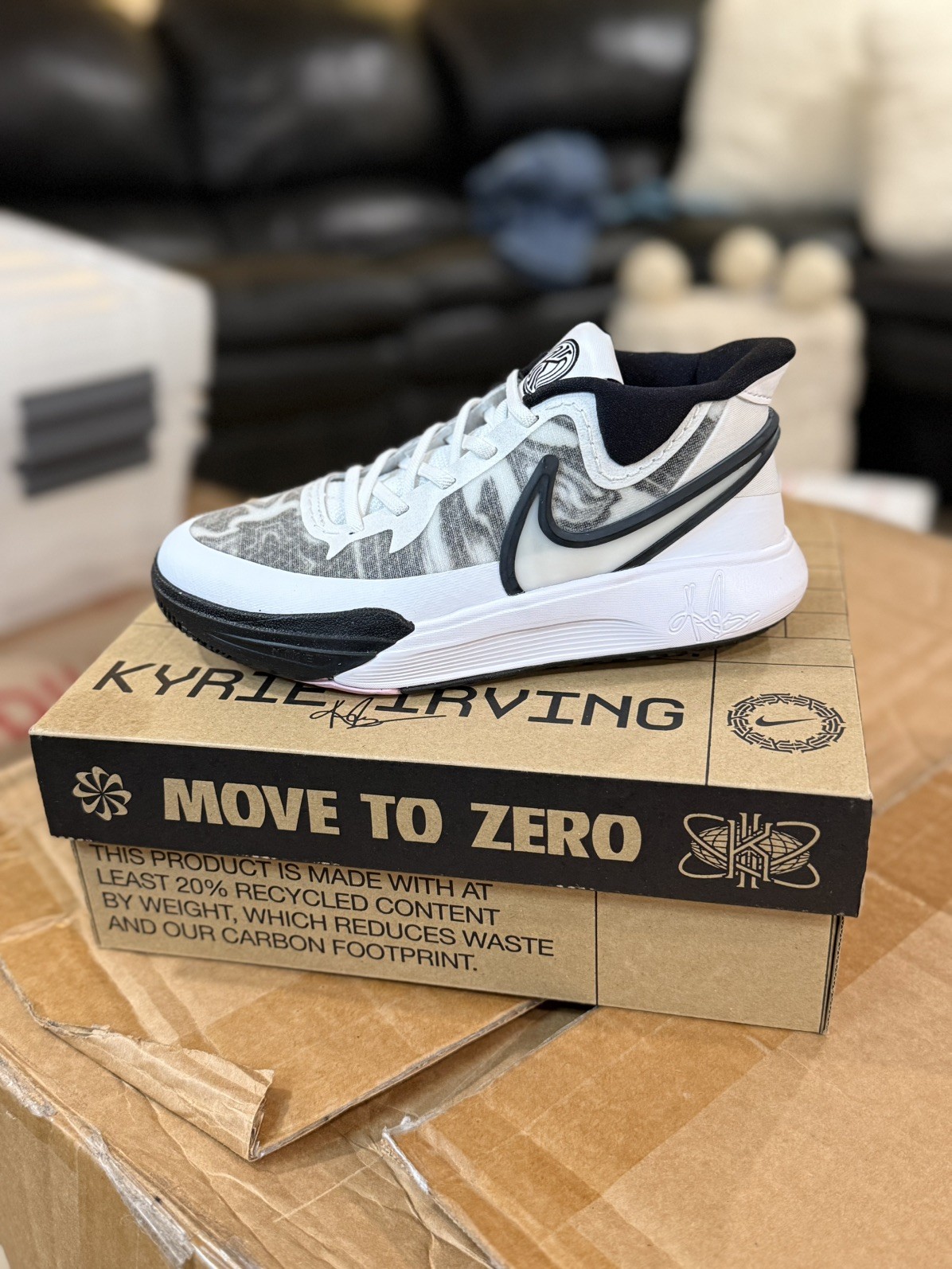 NEW Nike Kyrie 8 GO White/Black Pre School Size 1.5Y DQ8077-