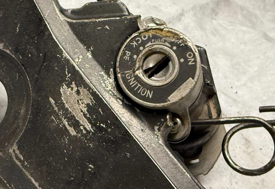 2002 Suzuki GSXR6 тройной дерево вилка зажим крепление верхний зажигания скоба GSXR 600 02 - Изображение 3 из 3