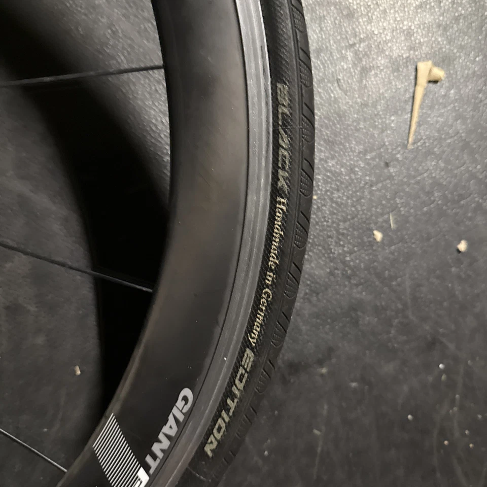 Rueda delantera de carbono cubierta Giant P-SLR 700 C con neumático Grand Prix 4000 Foto 4 de 4