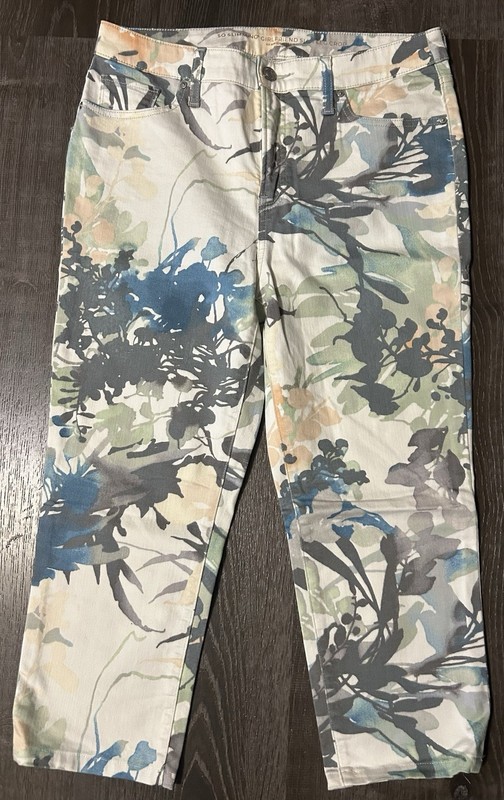 Chico’s Size 1 So Slimming Girlfriend Slim Leg Crop Women’s Size 8 Capri