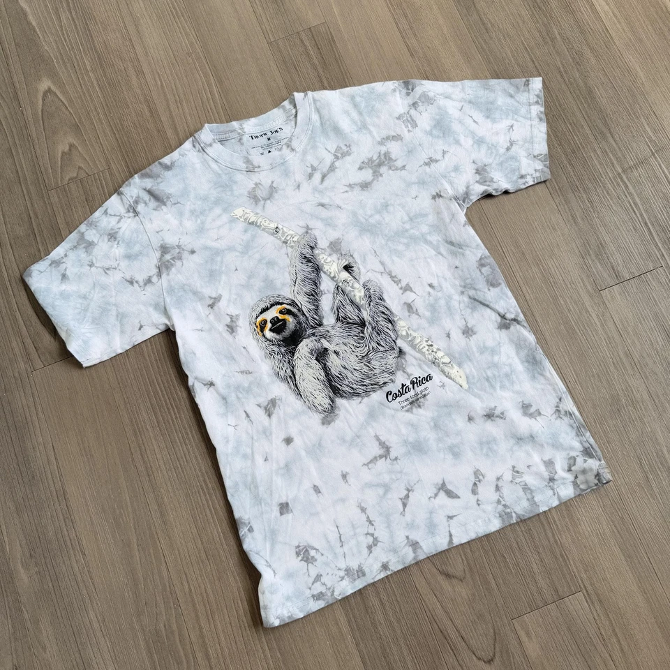 Camisa Tropic Joe's Para Hombres Mediana Tie Dye Tres Dedos Perezoso Costa Rica Gráfico Camiseta Foto 2 de 4