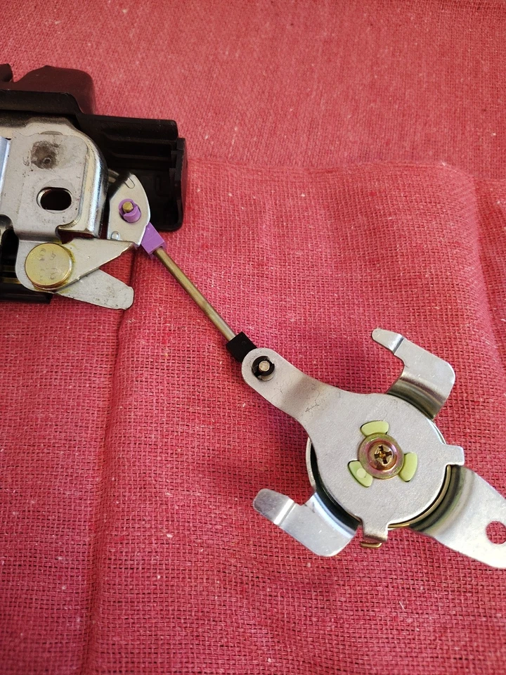 Conjunto de pestillo trasero maletero Toyota Camry 2002-2004 Foto 4 de 4