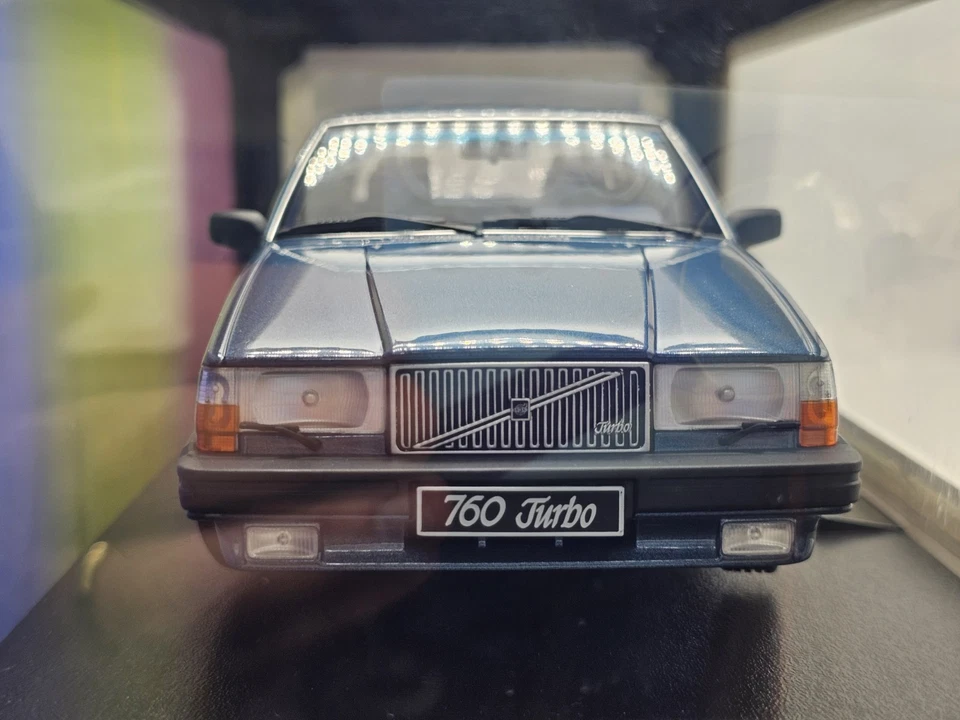 Volvo 760 Turbo Intercooler 1985 Blu 1:18 Triple 9 In Box - Immagine 3 di 4