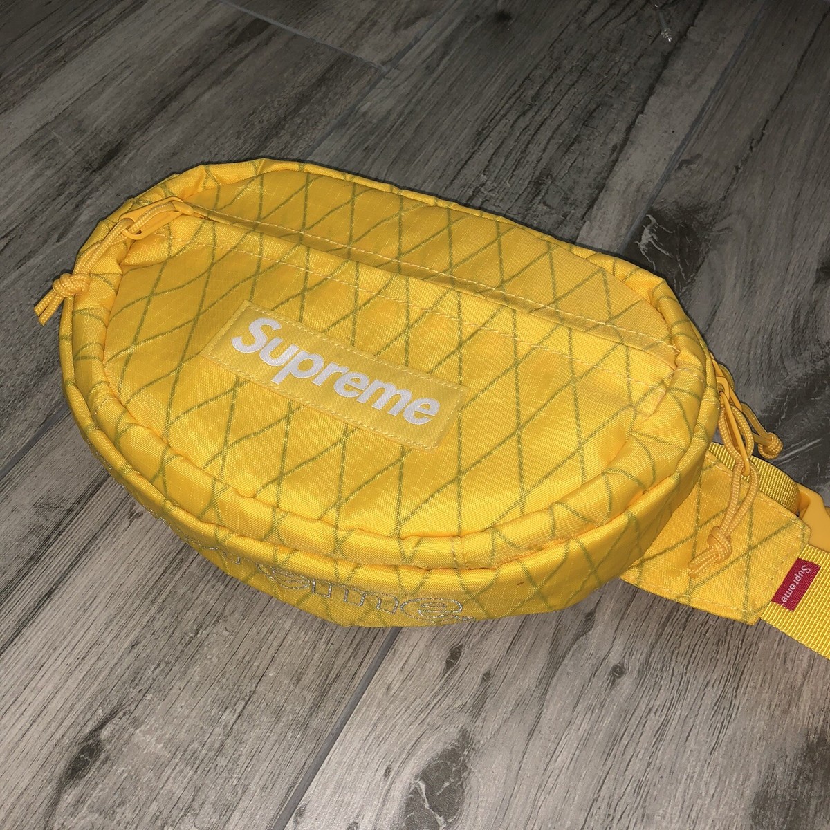 FW18 SUPREME WAIST BAG YELLOW fanny pack authentic limited FW18 SUPREME WAIST BAG YELLOW fanny pack authentic limited