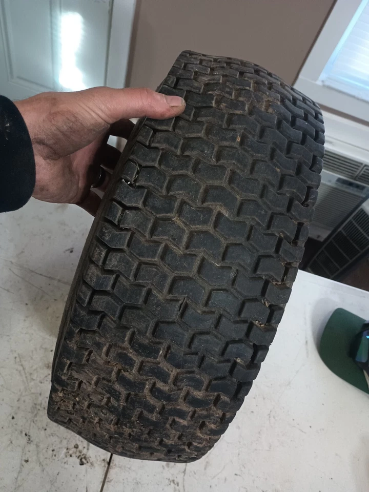 Llanta trasera Noma LT1443 42" 14HP con neumático Foto 3 de 4