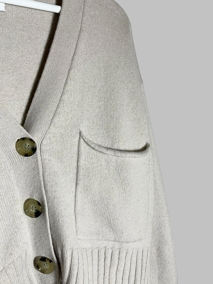 Cárdigan Allude beige de cachemir y lana - Suéter con botones con cuello en V para mujer Foto 3 de 4