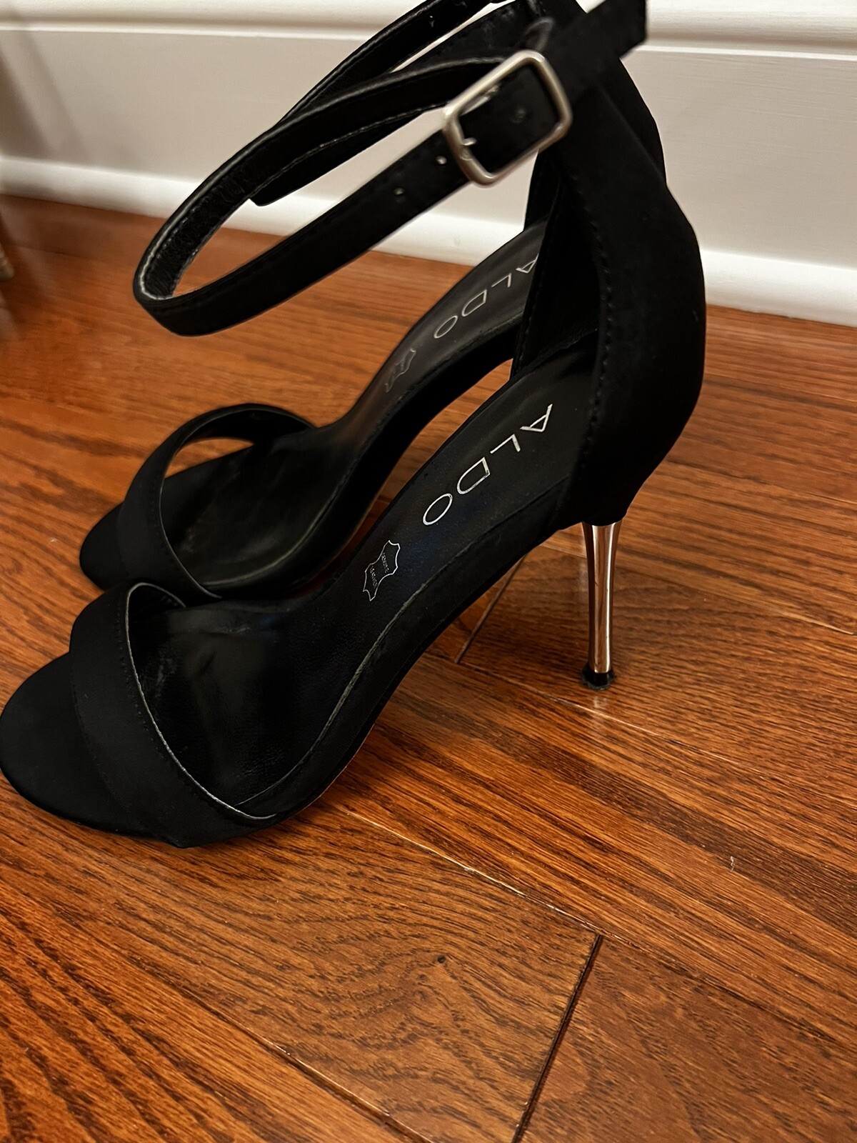 Elegant Women's High Heels for Stylish Comfort-image