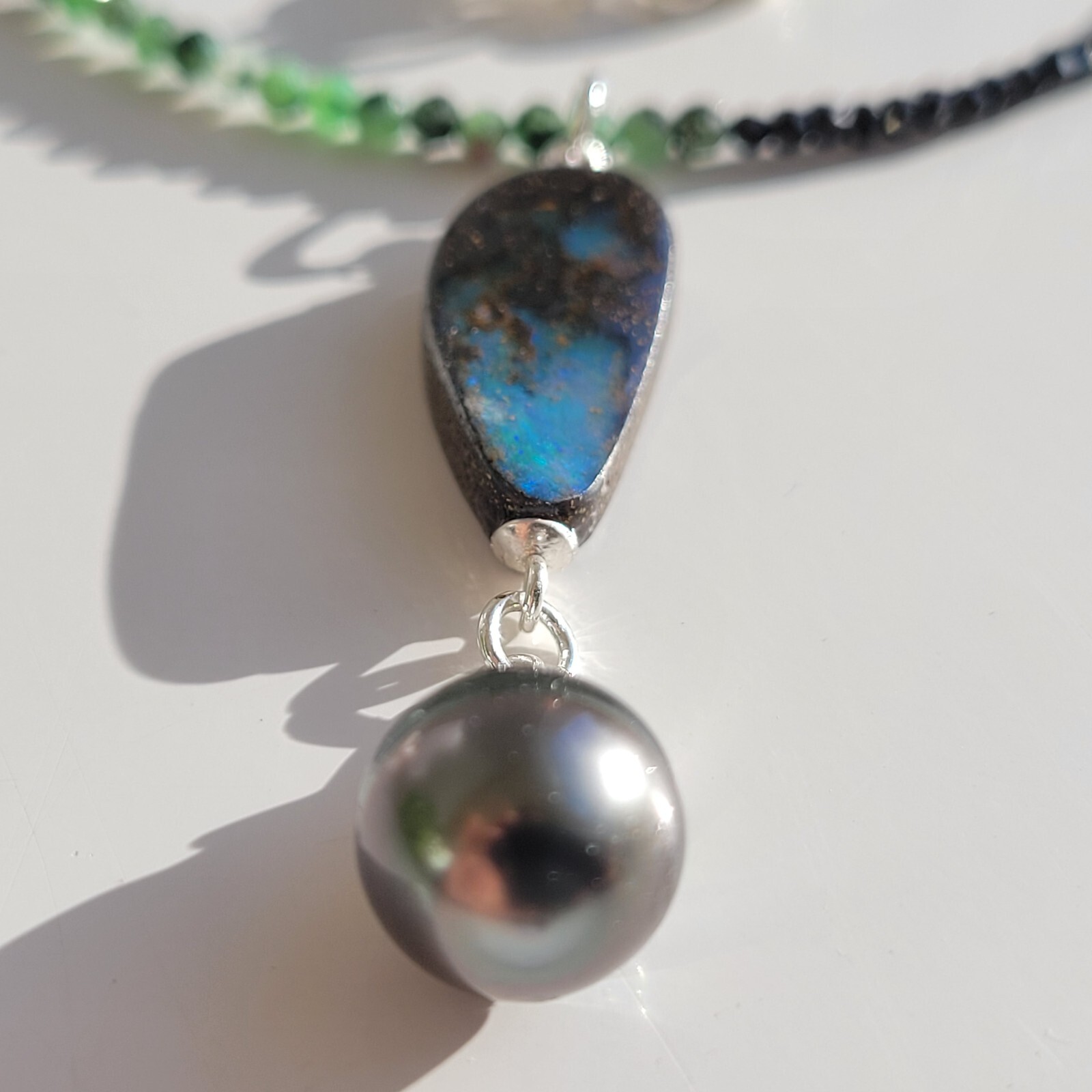 Collier perle noire Tahiti et opale pour illuminer vos tenues de soirée chic