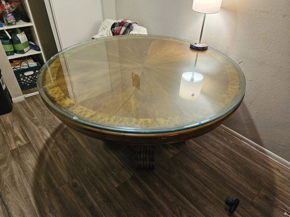 Antigua mesa de comedor tallada en caoba / 54 pulgadas de ancho, 30 pulgadas de alto, asiento 6 Foto 4 de 4