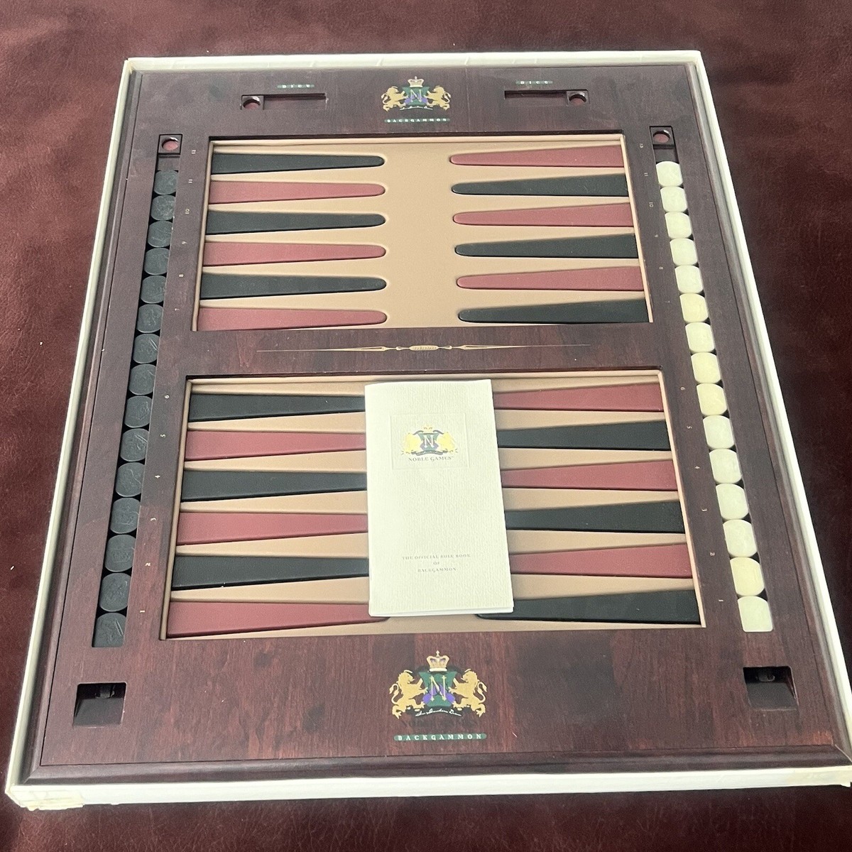 Backgammon Sur Fond Blanc Jeu De Société De Backgammon Pour Les Loisirs Illustration Vectorielle