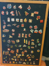 Pin Sammlung Coca Cola Fanta Pepsi uvm. Konvolut 103 St&uuml;ck Metall inkl. Pinwand