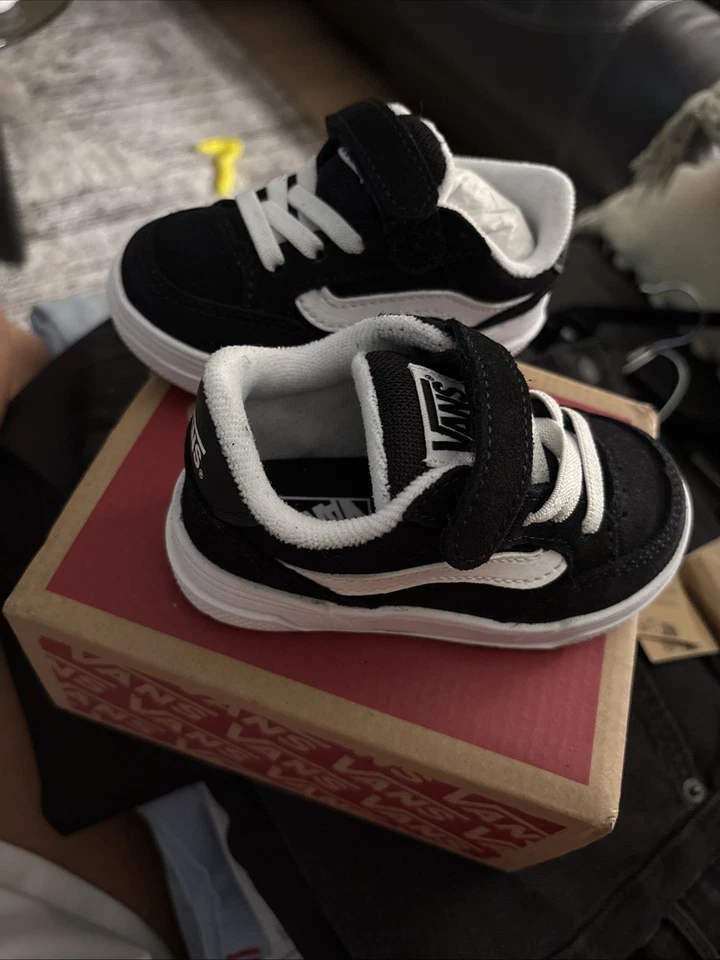 Bebé Niño VANS Hylane V Gamuza Blanco y Negro Talla 5.5 Nuevo En Caja Foto 3 de 4