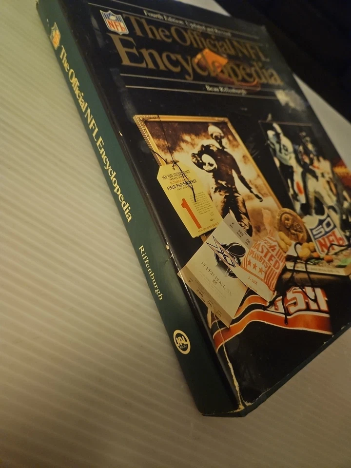 Vintage 1986, "The Official NFL Encyclopedia" Fourth Edition Hardcover Book  Foto 2 de 4