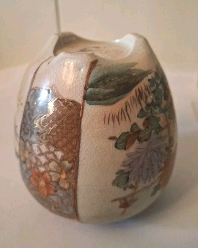 Kleine bunte Satsuma japanische Vase mit Fuß und Geishas und Mamas - Bild 3 von 9