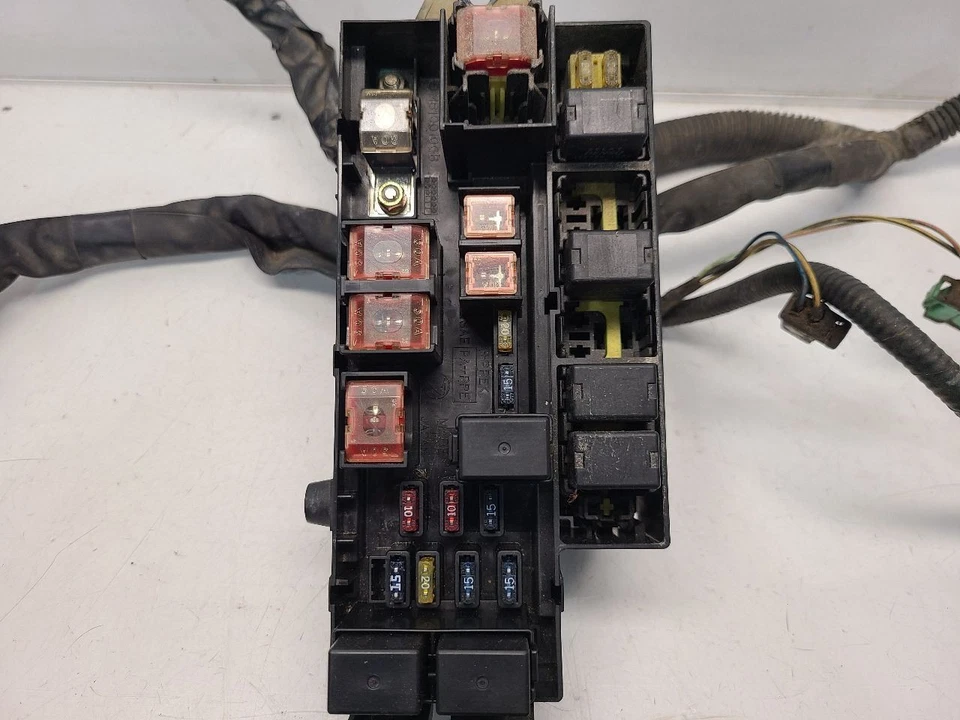 Caja de fusibles del motor Subaru Forester (EJ251/AT) 2000-02 Foto 2 de 4
