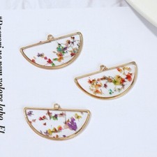 C 8PCS Gold Tone Real Dried Pressed Flower Resin Half Round Charm Pendant GXE803