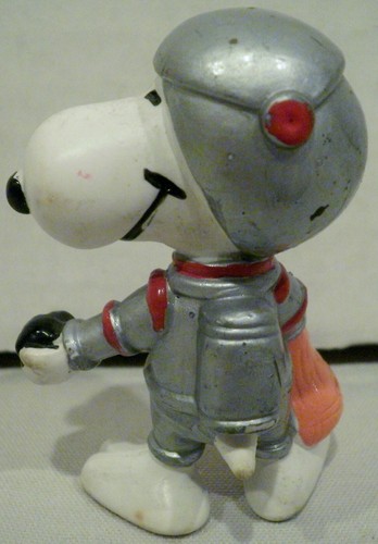 Peanuts Snoopy Astronaut Holding a Moon Rock PVC Figurine - Picture 4 of 10