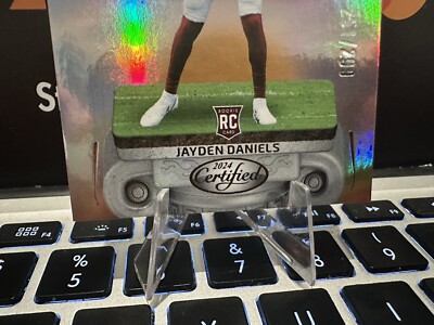 Carte Jayden Daniels RC – Franchise Foundations Green /299 – Panini 2024