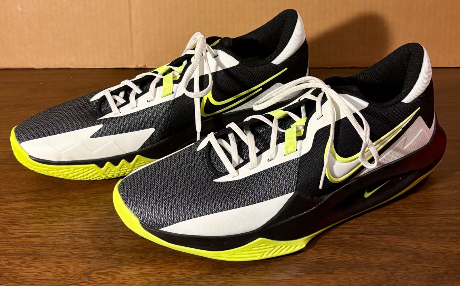 SAOLA Nike Precision 6 DD9535 009 Sneaker Uomo TG 14 Nero Volt Sail Scarpe da Basket