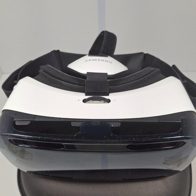 Samsung Gear VR Powered by Oculus Virtual Reality Headset SM R320   With Case