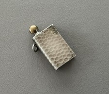 Art Deco silberfarbener Schmuckanhänger Feuerzeug Buch Alpacca L’Eclat G23