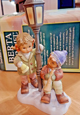 GOEBEL HUMMEL FIGURINE MAKING SPIRITS BRIGHT BH 135 2000 WITH BOX