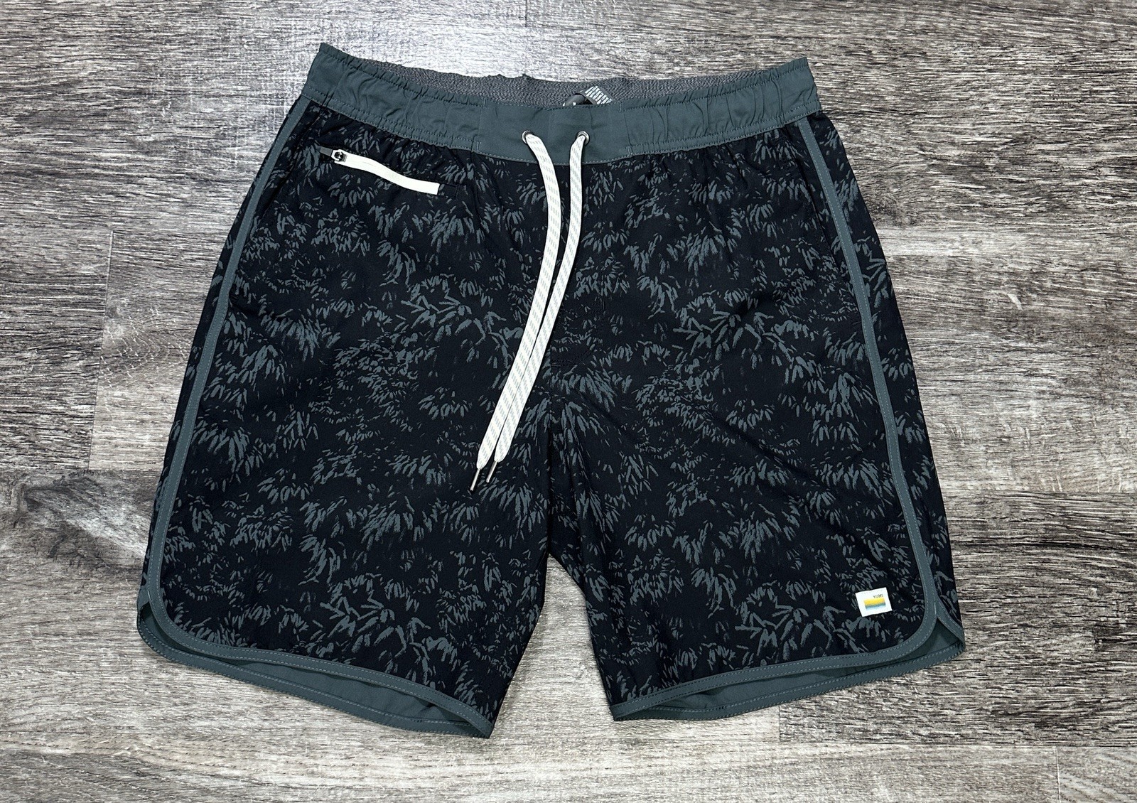 Vuori Banks Board Shorts Men’s Size Medium Green V330 Stretch