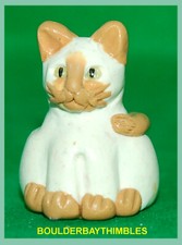 BOULDER BAY- Hand crafted Thimble -  SITTING CAT #09 CREAM with TAN POINTS
