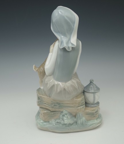 LLADRO SPAIN PORCELAIN 4910 GIRL WITH PUPPY DOG AND LANTERN FIGURINE RETIRED - Bild 4 von 9