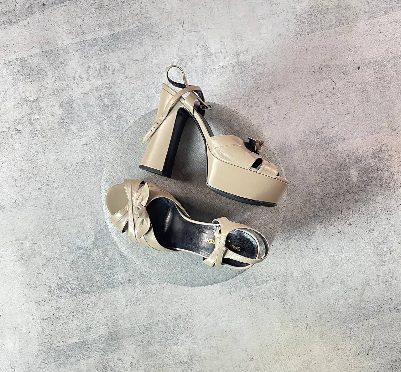 SAINT LAURENT PARIS Bianca sandali con plateau in pelle annodati e tacco