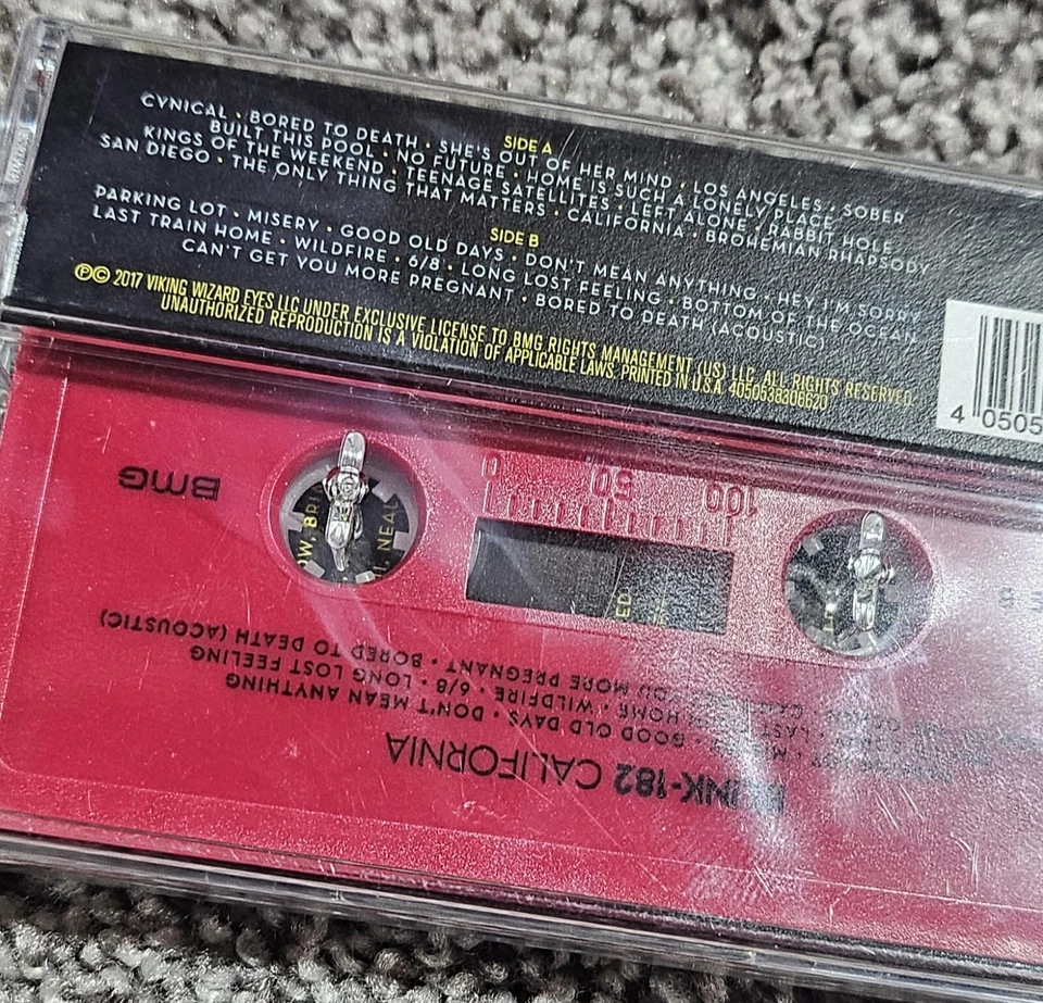 Blink-182 California Deluxe Cassette Foto 3 de 4