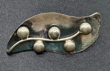 Beautiful Vintage Taxco RAK 980 Sterling Silver PEAS IN A POD Brooch/pin.