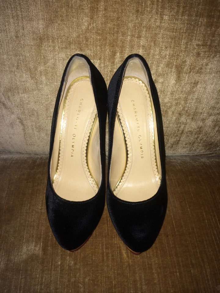 Charlotte Olympia Dolly Black Velvet Platform Pumps with Gold Metallic Trim – Si Foto 4 de 4