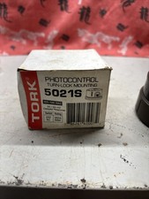 NEW TORK 5021S PHOTOCONTROL TURN LOCK PLUG 208-277 VAC 50/60HZ DELAYED RESP L469