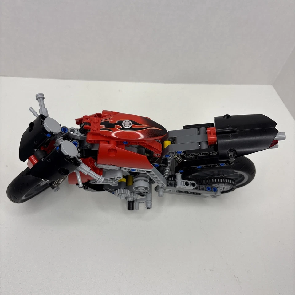 LEGO TECHNIC: Motorbike (8051) Build Complete No Manuals No Box No Decals - Image 3 of 4