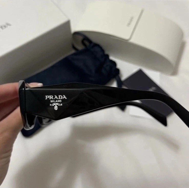 Мужские квадратные черные солнцезащитные очки PRADA поставляются в упаковке с чехлом - Изображение 2 из 3