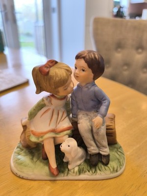 Vintage Maxam Figur Junge küssendes Mädchen Porzellan 5 Zoll lang