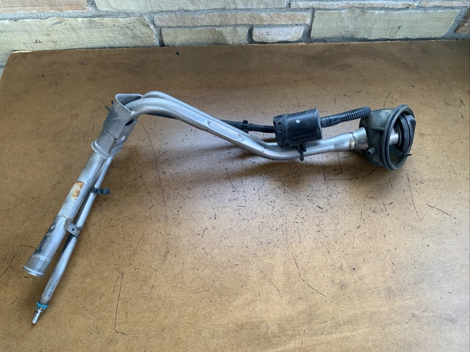 Tubo de cuello de llenado de tanque de gasolina Volvo C30 2008-2013 30647899 OEM Foto 2 de 4